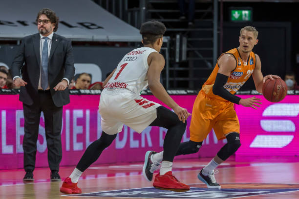 场上拥有更 场上拥有更